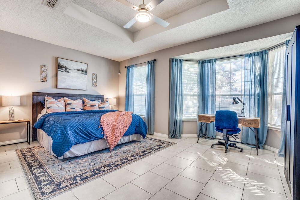 DFW Fun Heated Pool/Spa Airport/Six Flags/UTA Great for Large