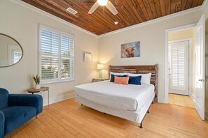 5 chambres, fer et planche à repasser, lit de bébé portatif