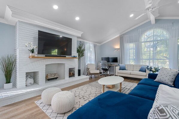 Smart TV, chimenea, oficina y monitor de computadora 