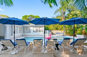 Alberca al aire libre y alberca climatizada