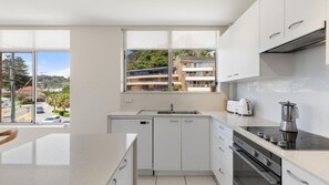 Microwave, oven, stovetop, dishwasher - Seaview 6 - Great Views in the Heart of Avoca (Avoca Beach)