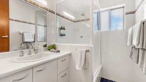Shower - Seaview 6 - Great Views in the Heart of Avoca (Avoca Beach)