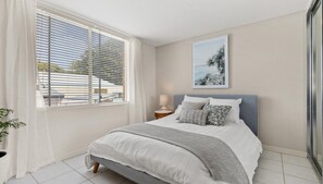 2 bedrooms, iron/ironing board, internet, bed sheets - Seaview 6 - Great Views in the Heart of Avoca (Avoca Beach)