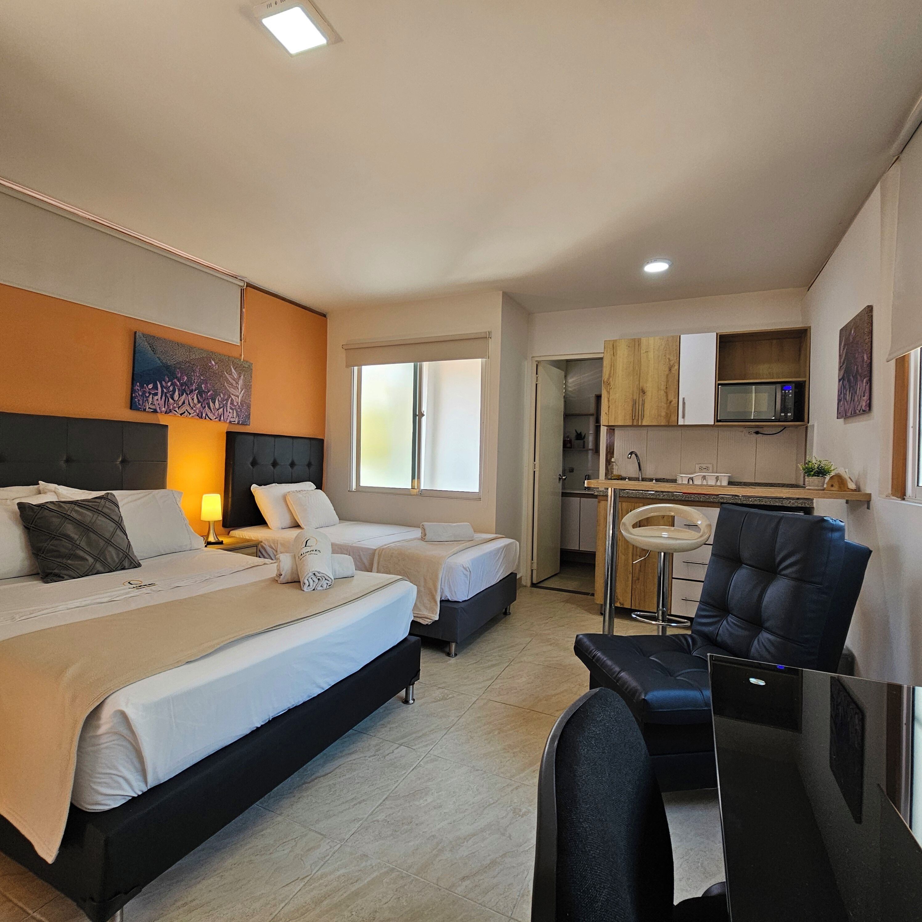 Estudio superior, varias camas | Zona de estar | Televisión de 32 pulgadas con canales por cable, libros