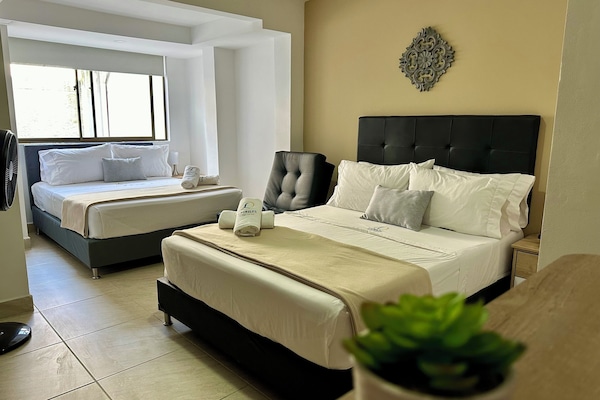 开间, 2 张双人床 | 客房内保险箱、办公桌、笔记本电脑工作区、遮光窗帘