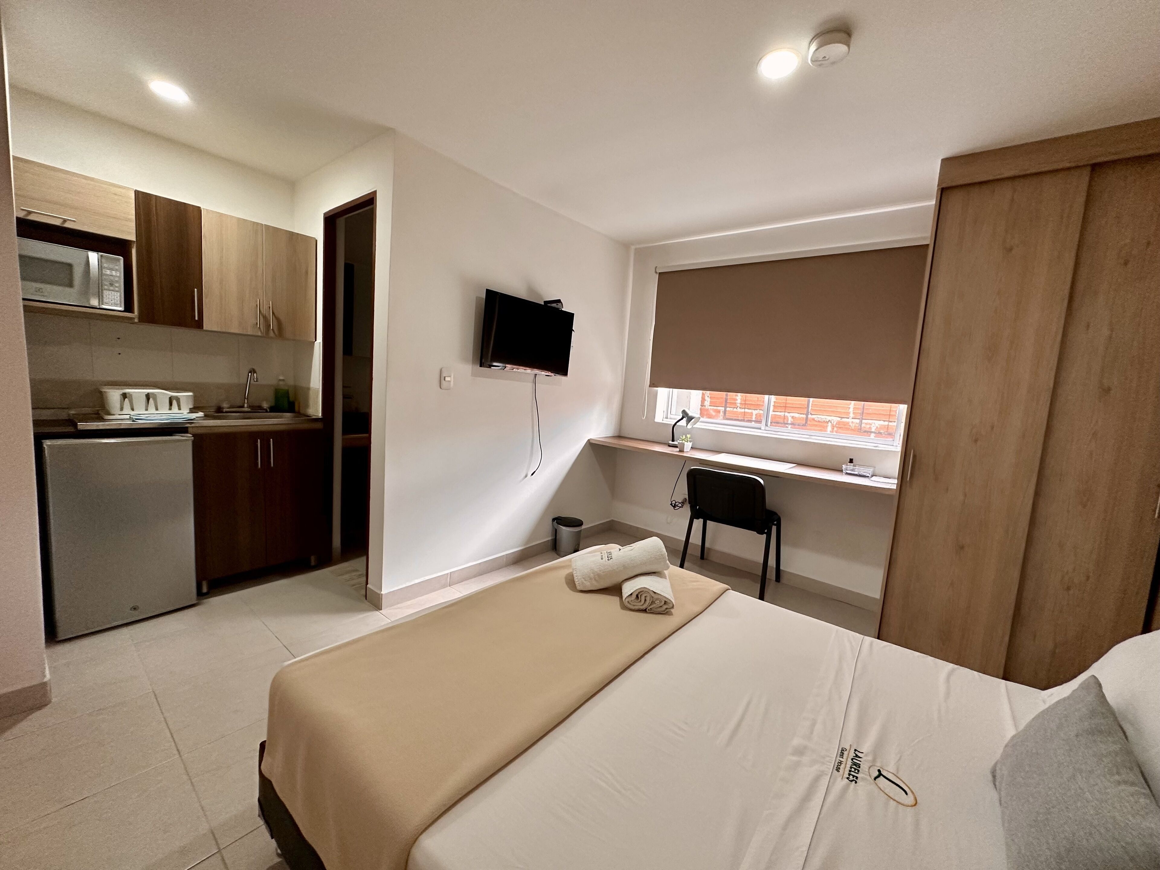 Estudio económico | Cocina privada | Frigorífico pequeño, microondas, lavavajillas y utensilios de cocina