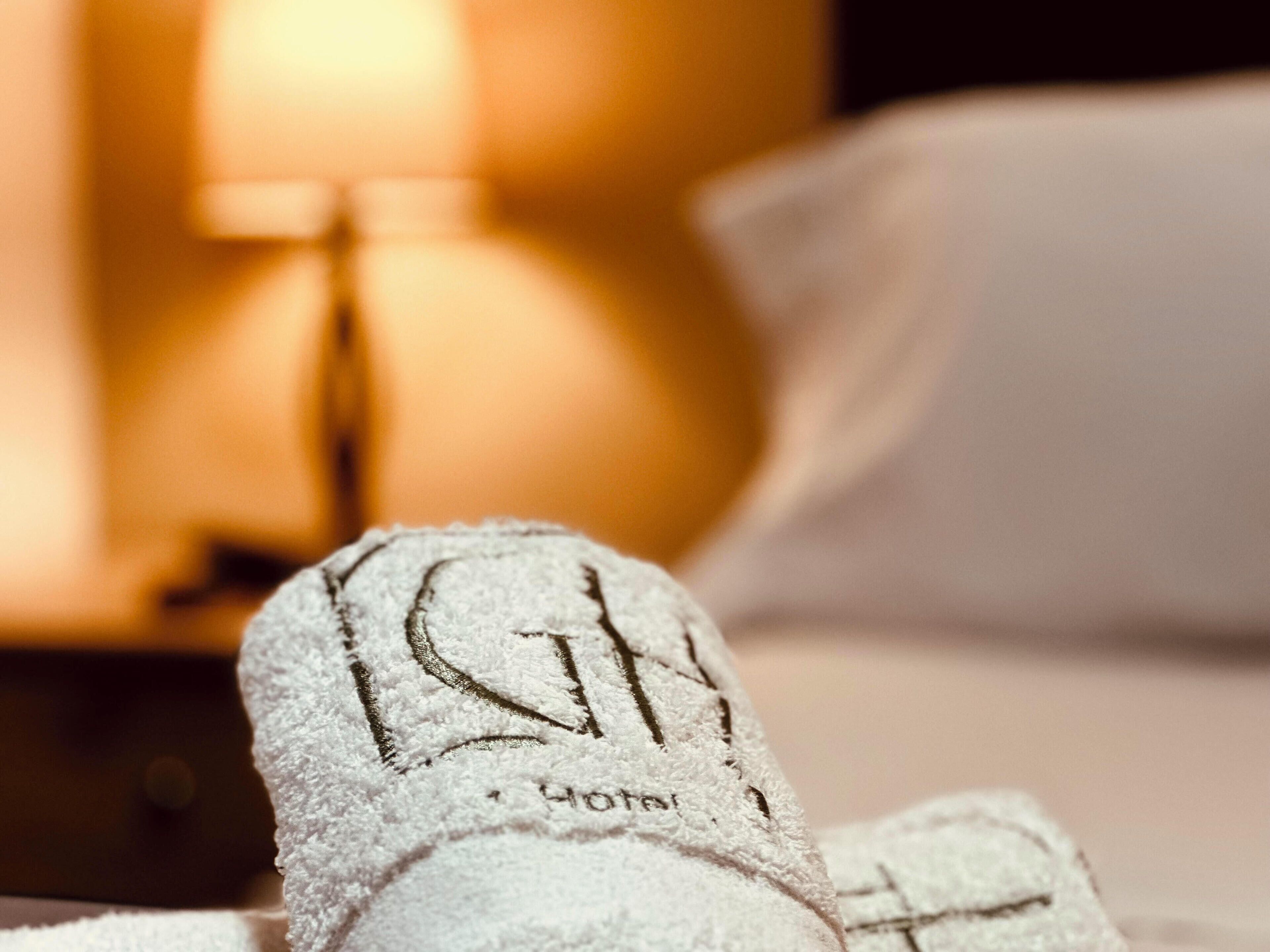 Primer pla del peu d'un llit d'hotel amb un material blanc i esponjós texturat.