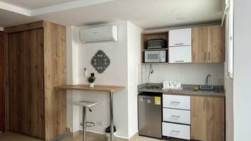Studio Superior | Dapur pribadi | Lemari es kecil, microwave, dan mesin pencuci piring