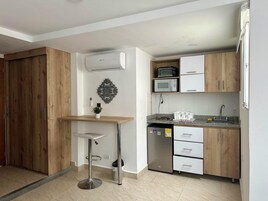 Frigobar, microondas, lavavajillas, silla alta para bebés