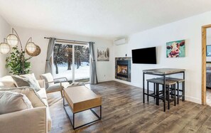 Televisión y chimenea 