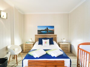 5 habitaciones, tabla de planchar con plancha, wifi y ropa de cama 