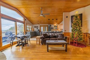 Smart-tv, een open haard en videospelletjes