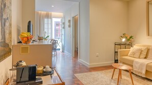 Una sala moderna con un sofá, una mesa de centro y un comedor con sillas y una mesa.