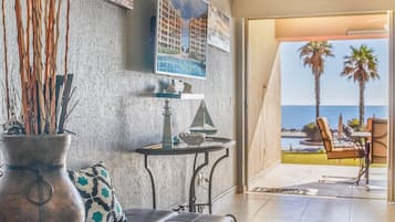 Smart TV, DVD player, books, stereo