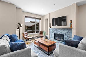 Télévision, cheminée