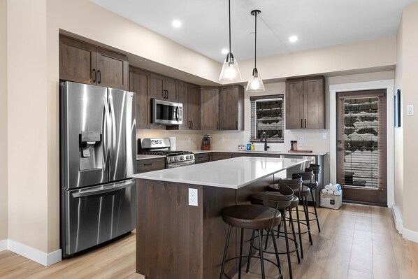 Réfrigérateur, micro-ondes, four, plaque de cuisson