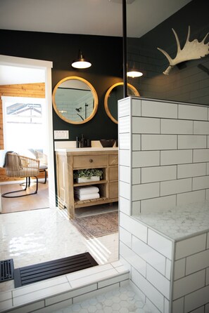 Interior - Rustic Cabin with glamour. Private, mature trees & close to provincial park (Ardrossan)