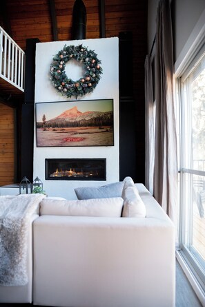 Smart TV, fireplace, DVD player, books - Rustic Cabin with glamour. Private, mature trees & close to provincial park (Ardrossan)