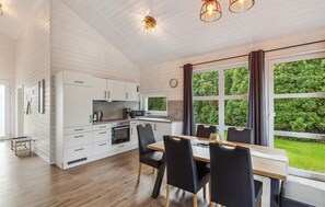 Køleskab, kogeplade, opvaskemaskine, kaffe-/temaskine