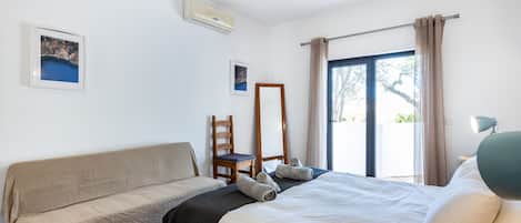 4 chambres, fer et planche à repasser, lit de bébé portatif