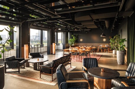 2 restaurants, breakfast, dinner served; American cuisine