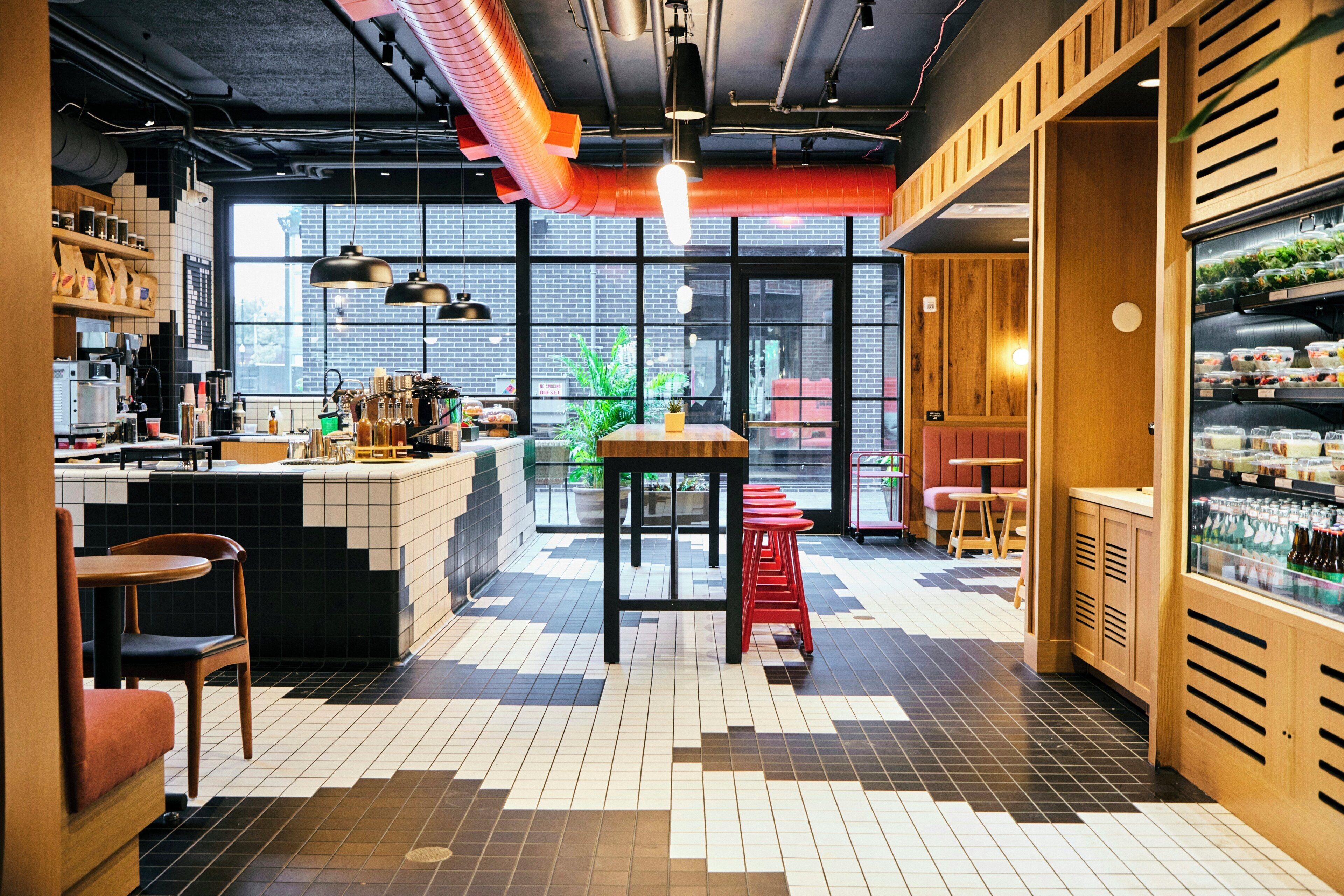 2 restaurants; breakfast and dinner served