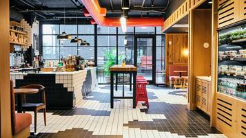 2 restaurants; breakfast and dinner served