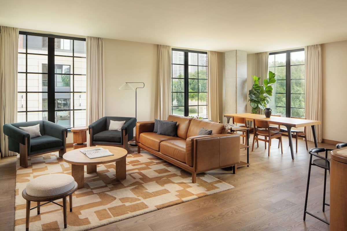 Apartment, 1 King-Bett | Wohnbereich | 55-Zoll-Smart-TV mit Satellitenempfang, Fernseher, Netflix