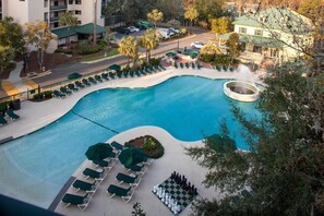 Una piscina al aire libre, una piscina climatizada