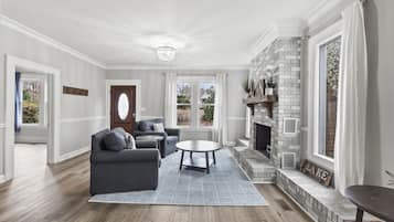 Una Smart TV, videojuegos, un futbolín