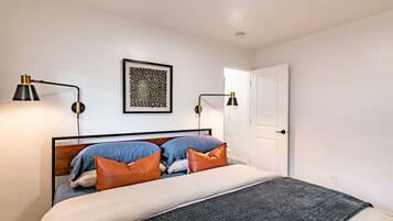 2 bedrooms, desk, iron/ironing board, WiFi