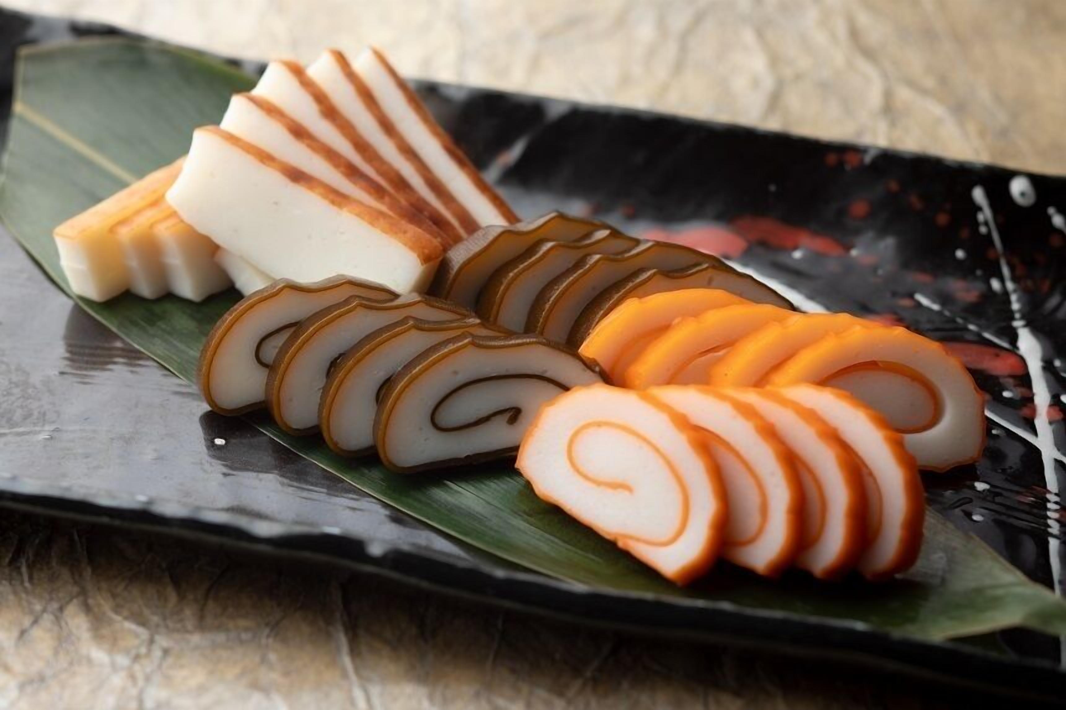A plate of sliced sweets on a leaf.