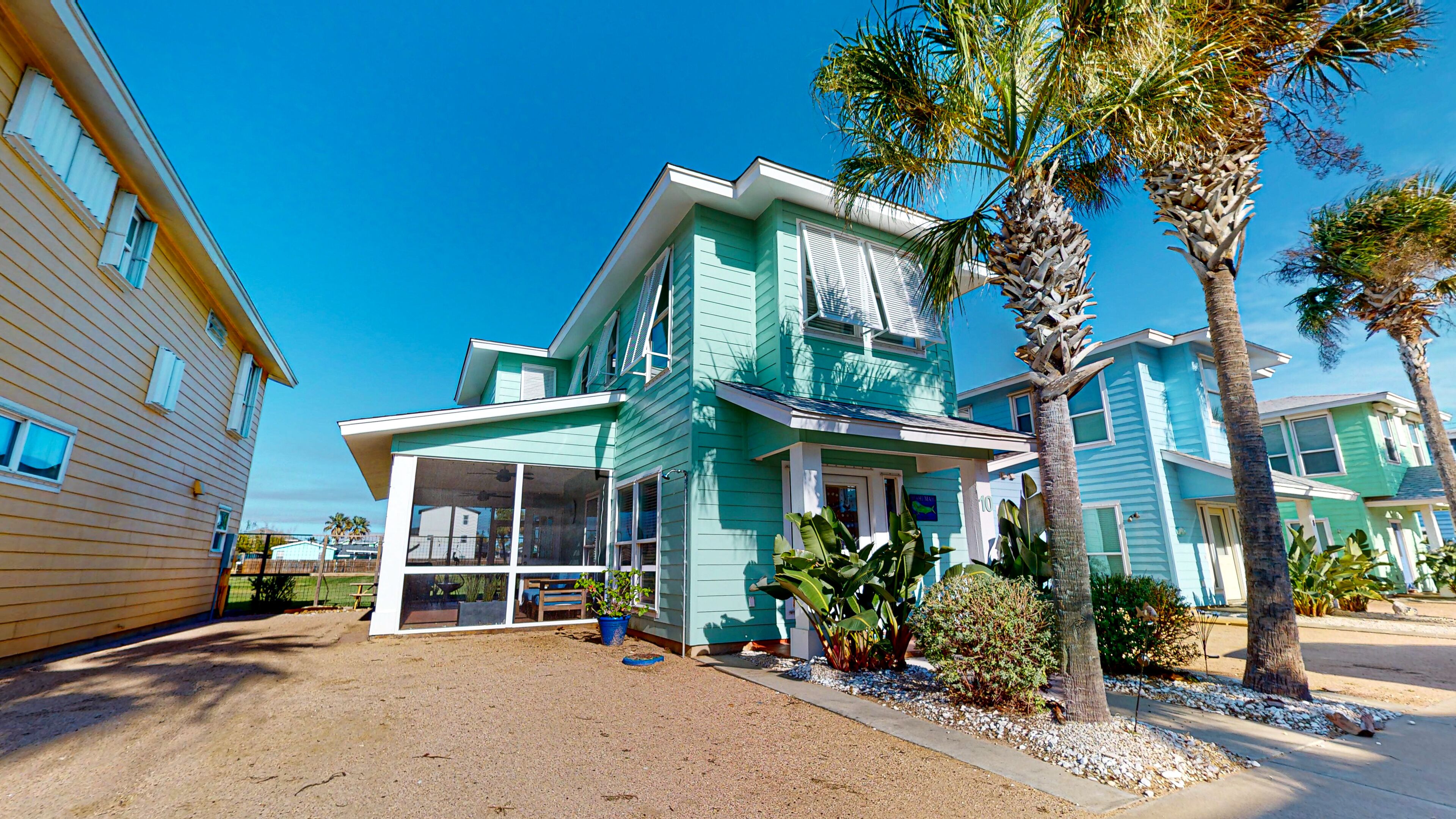RP10 Unique Beach House, Screened in Porch, Shared Pool, Ample Parking, Outdoor Seating