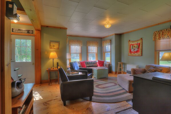 Fernseher, Kamin, Netflix, Bücher