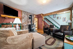 TV, fireplace, Netflix, books - Cross Country - nice home in downtown Rangeley (Rangeley)