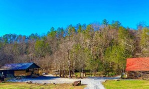 Exterior - Cabin Retreat w/ Jacuzzi, Firepit & Outdoor TV (Cosby)