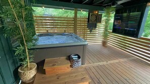 Outdoor spa tub - Cabin Retreat w/ Jacuzzi, Firepit & Outdoor TV (Cosby)