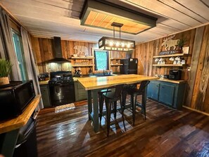 冰箱、微波炉、烤箱、炉灶