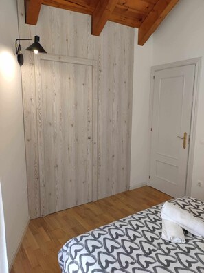 1 makuuhuone, työpöytä, silitysrauta/-lauta, Wi-Fi