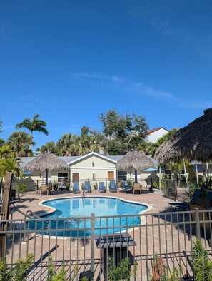 Una piscina al aire libre, una piscina climatizada