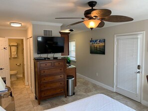 1 habitación, escritorio, tabla de planchar con plancha y cuna de viaje 