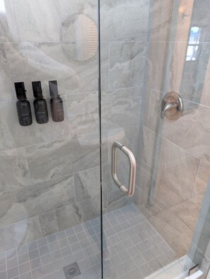 Haartrockner, Handtücher, Seife, Shampoo