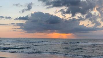 靠近海滩
