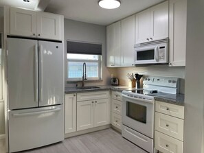 Køleskab, mikrobølgeovn, ovn, kogeplade