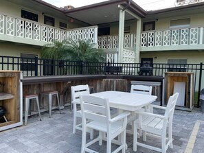 Outdoor dining - The Hideaway - Pool & 5 Minutes from the Beach (Cocoa Beach)