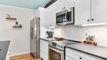 KylskÄp, mikrovÄgsugn, ugn och spishÀll