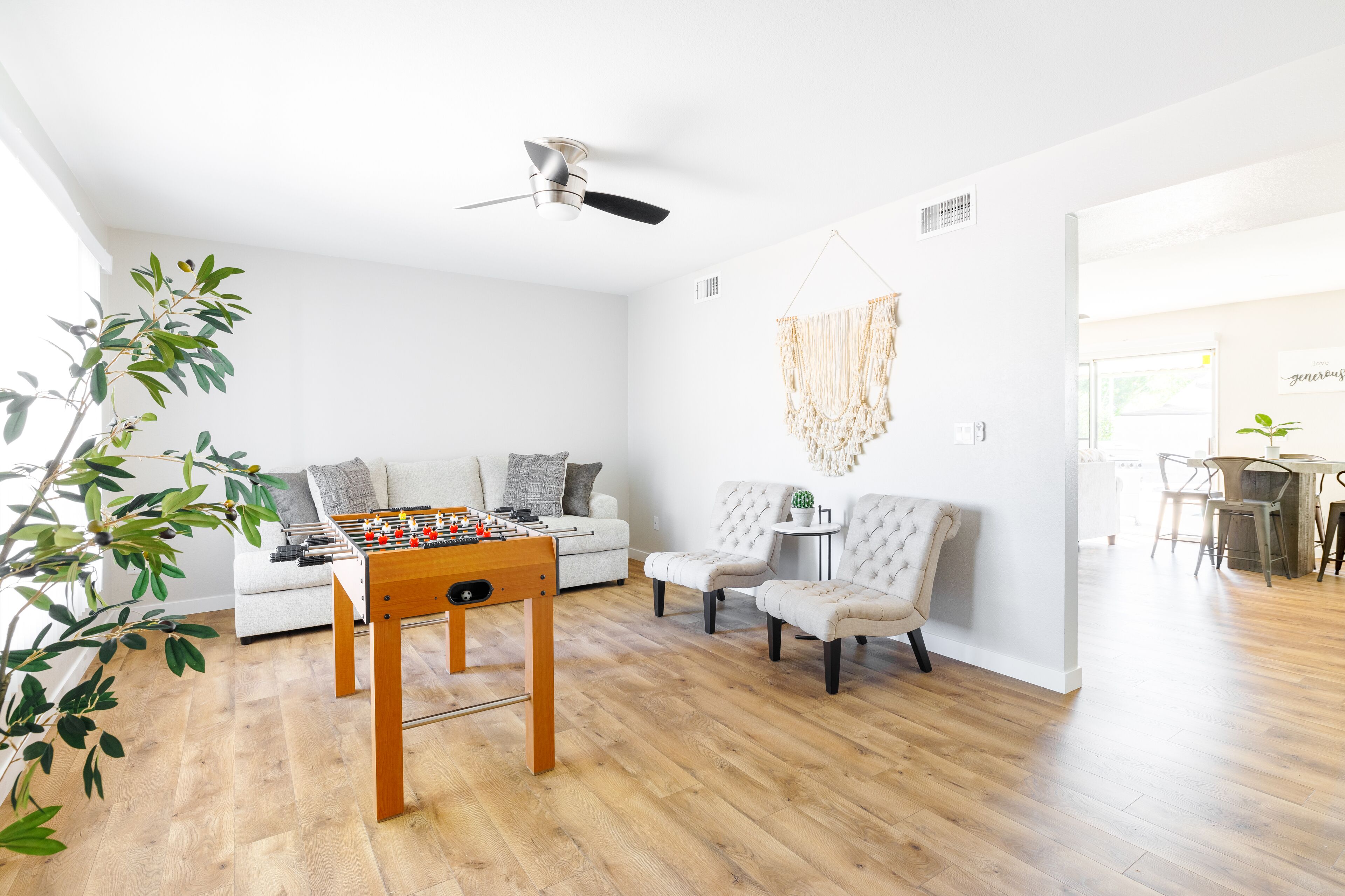Gorgeous Fully remodeled Chic home w/a sparkling pool!