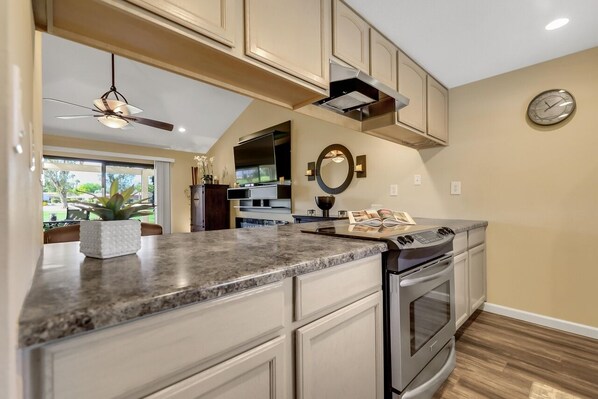 Frigorifero, microonde, forno, piano cottura