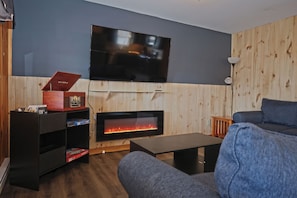 Smart TV, fireplace - Private Hot tub Modern house Near Ski resorts and Catskill (Elka Park)