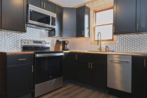 Fridge, microwave, oven, stovetop - Private Hot tub Modern house Near Ski resorts and Catskill (Elka Park)